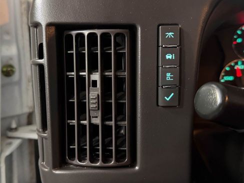 Used 2017 Chevrolet Express 3500 image 30