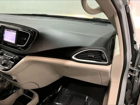 Used 2022 Chrysler Voyager LX image 28