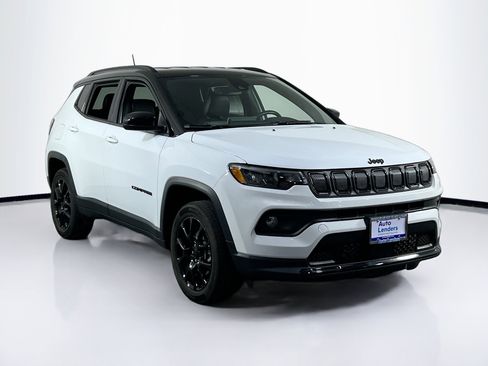 Used 2022 Jeep Compass Latitude w/ Convenience Group AWD/4WD image 3