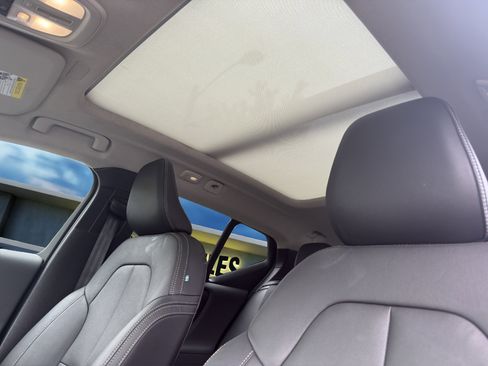 Used 2025 Volvo XC40 B5 Plus image 26