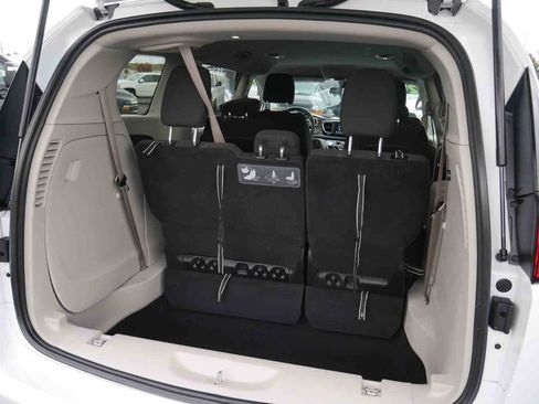 Used 2020 Chrysler Voyager LX image 9