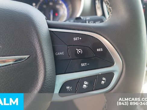 Used 2024 Chrysler Pacifica Touring-L FWD image 10