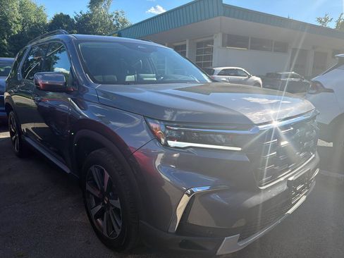 Used 2024 Honda Pilot Touring image 3