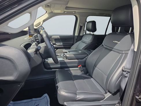 Used 2025 Ford Expedition Platinum AWD/4WD image 5