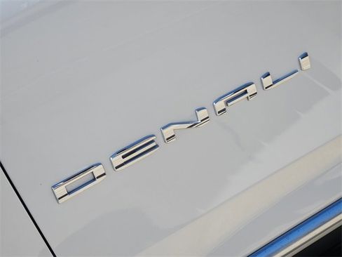 Used 2022 GMC Yukon Denali w/ Denali Premium Package image 12