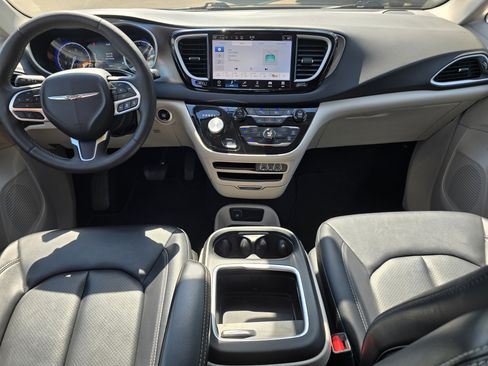 Used 2024 Chrysler Pacifica Touring-L FWD image 13
