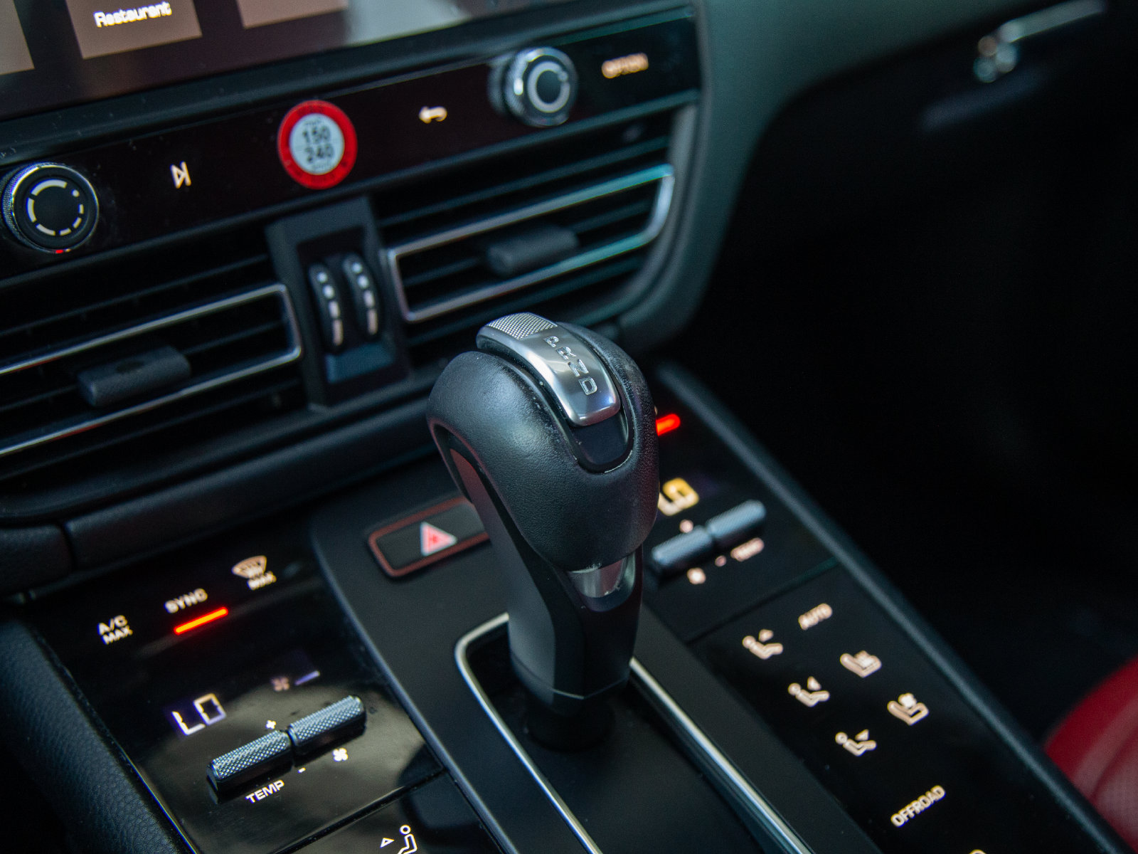 Certified 2024 Porsche Macan AWD/4WD image 13