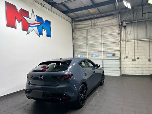 Used 2021 MAZDA MAZDA3 s FWD image 3
