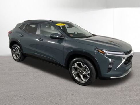 Used 2025 Chevrolet Trax LT w/ LT Convenience Package image 2