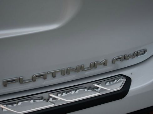 Used 2024 Toyota Highlander Limited image 10