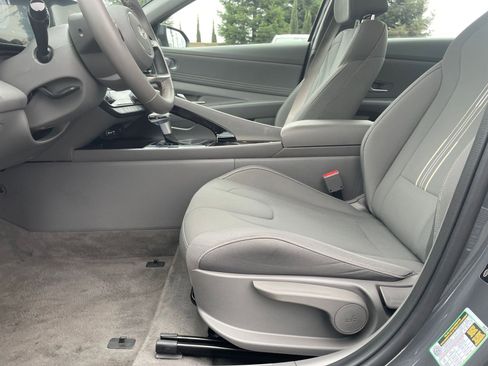 Used 2025 Hyundai Elantra SEL image 21