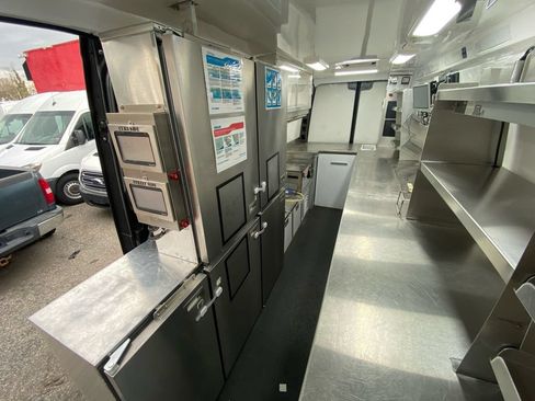 Used 2022 Mercedes-Benz Sprinter 4500 image 21