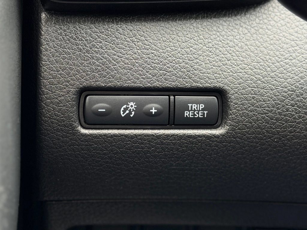 Used 2018 Nissan Rogue SV AWD/4WD image 21