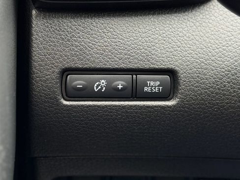 Used 2018 Nissan Rogue SV AWD/4WD image 21