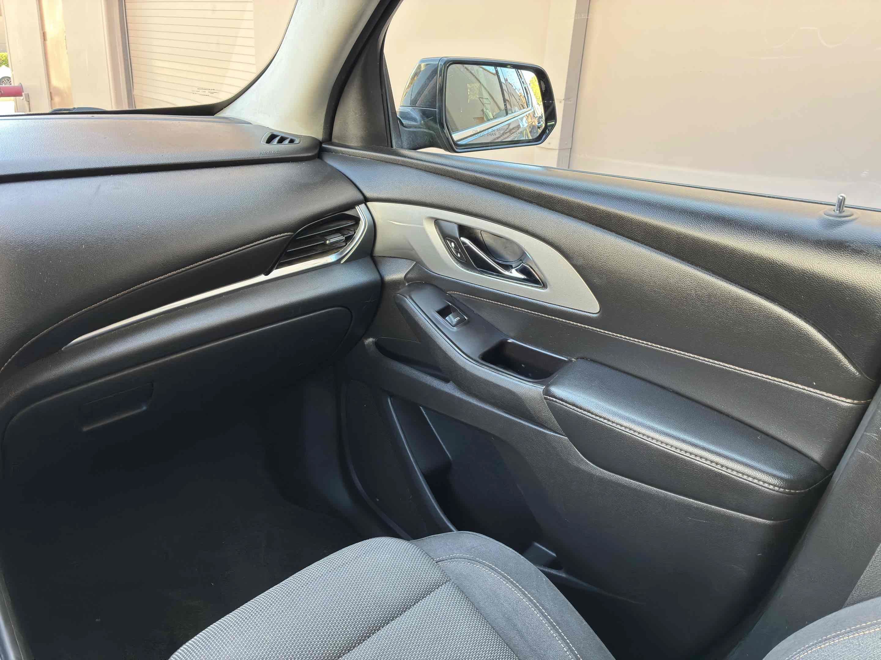 Used 2020 Chevrolet Traverse LT FWD image 17