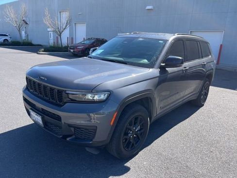 Used 2025 Jeep Grand Cherokee L Laredo image 3