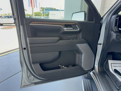 Used 2025 Chevrolet Silverado 1500 High Country AWD/4WD image 9