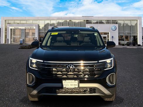 New 2026 Volkswagen Atlas Peak Edition image 2