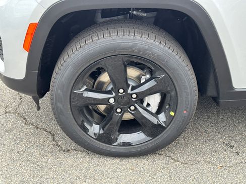 New 2025 Jeep Grand Cherokee Limited w/ Black Appearance Package AWD/4WD image 10