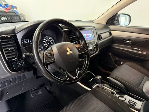 Used 2018 Mitsubishi Outlander SEL image 11