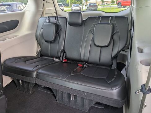 Used 2024 Chrysler Pacifica Touring-L FWD image 26