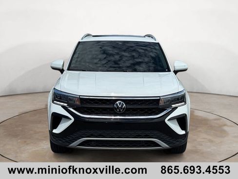 Used 2024 Volkswagen Taos SE FWD image 8