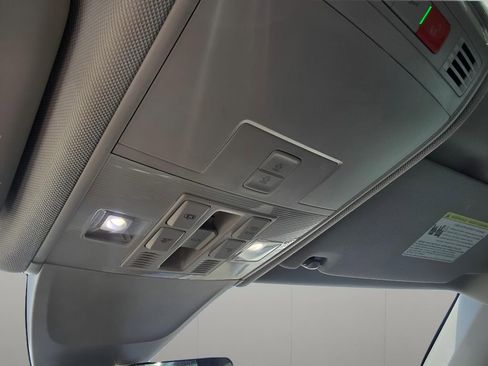 Used 2022 Volkswagen Tiguan SE w/ Panoramic Sunroof Package AWD/4WD image 14