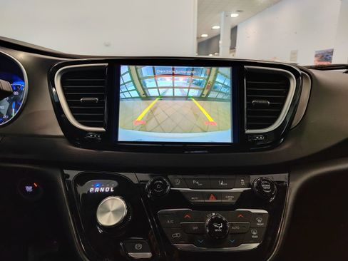 Used 2025 Chrysler Pacifica Select image 17