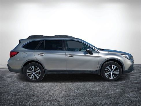 Used 2018 Subaru Outback 2.5i Limited image 2