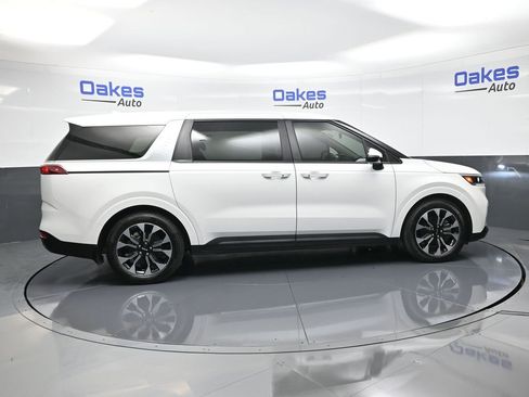 Used 2024 Kia Carnival EX image 9