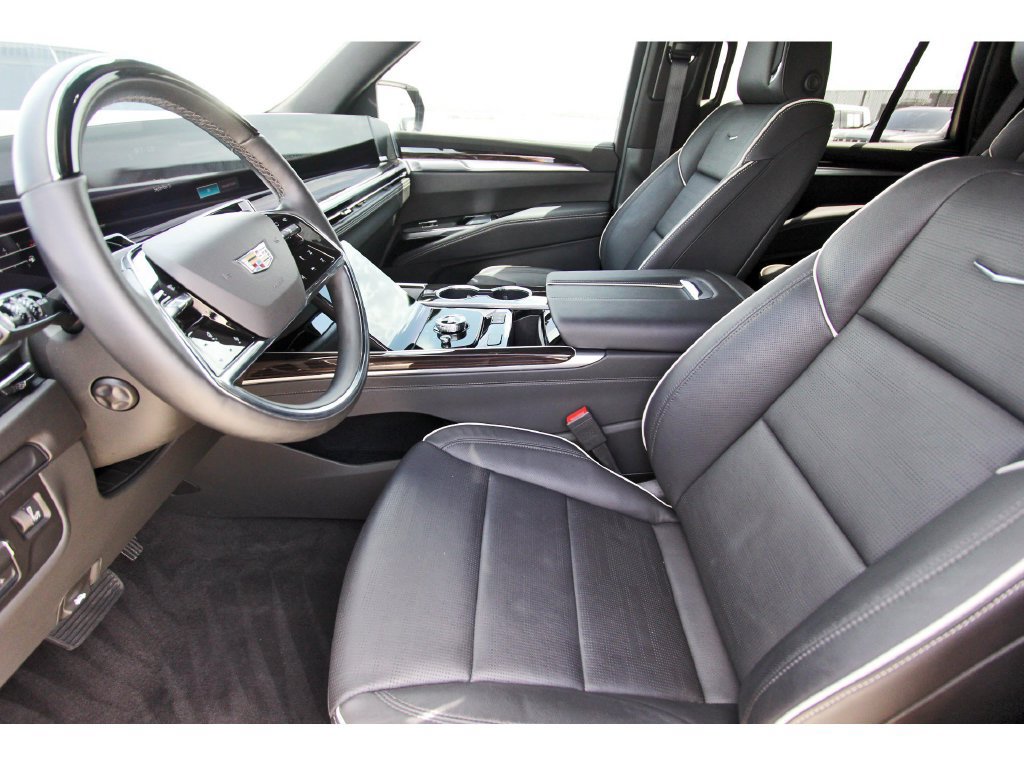 Used 2026 Cadillac Escalade Luxury AWD/4WD image 6