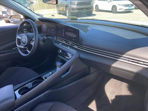 Used 2025 Hyundai Elantra SEL FWD image 14