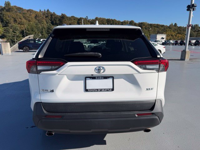 Used 2020 Toyota RAV4 XLE Premium FWD image 4