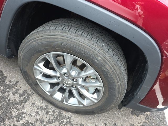 Used 2019 Jeep Cherokee Latitude Plus AWD/4WD image 12