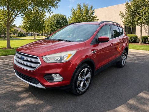 Used 2017 Ford Escape SE w/ Equipment Group 201A AWD/4WD image 1
