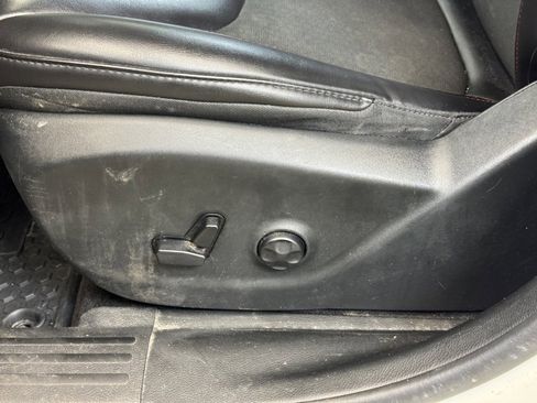 Used 2019 Jeep Cherokee Trailhawk w/ Cold Weather Group image 10