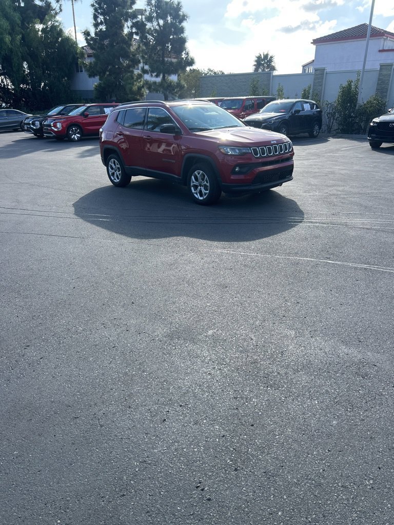 Used 2025 Jeep Compass Latitude w/ Sun & Sound Group AWD/4WD image 5