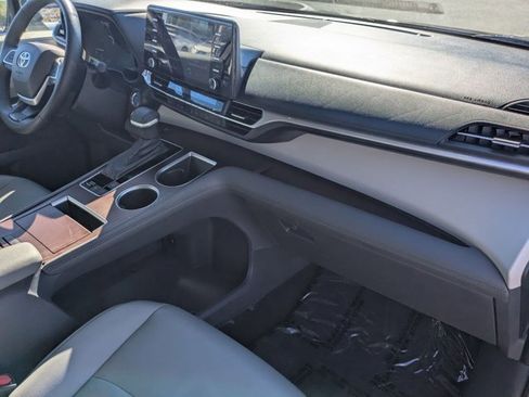 Used 2022 Toyota Sienna XLE image 21