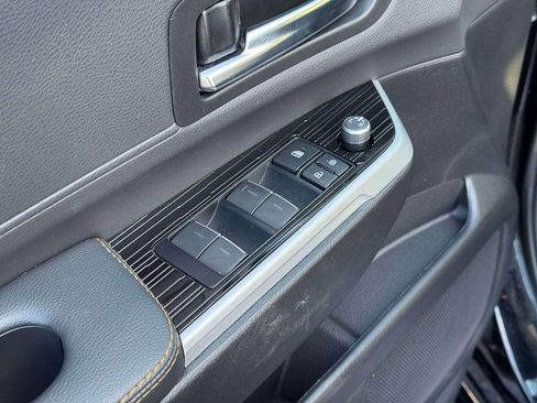 Used 2025 Toyota Sienna XLE Woodland Edition image 16