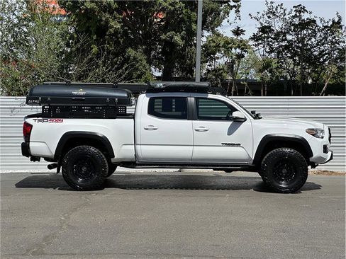 Used 2018 Toyota Tacoma TRD Off-Road w/ Technology Package image 9