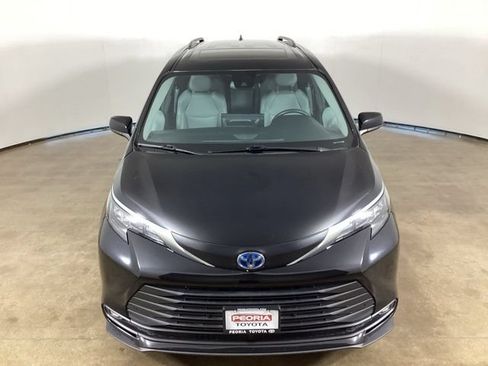 Used 2025 Toyota Sienna XLE FWD image 4