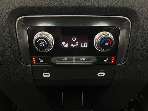 Used 2023 GMC Yukon XL AT4 w/ AT4 Premium Plus Package AWD/4WD image 7