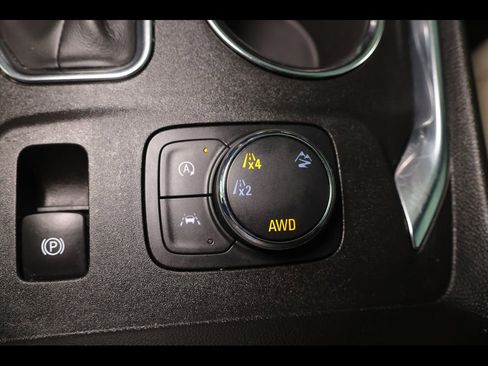 Used 2023 Chevrolet Traverse LS image 27