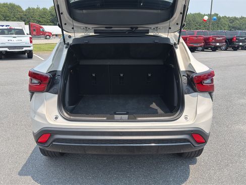 Used 2026 Chevrolet Trax RS w/ Sunroof Package FWD image 8