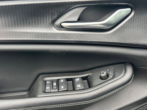 New 2025 Jeep Grand Cherokee Altitude image 9