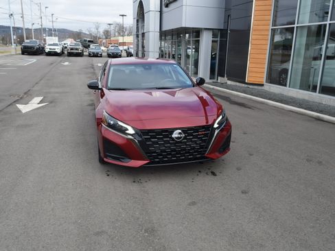Used 2023 Nissan Altima 2.5 SR AWD/4WD image 2