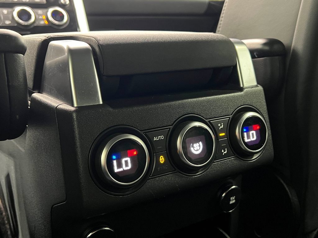 Used 2018 Land Rover Discovery HSE AWD/4WD image 29