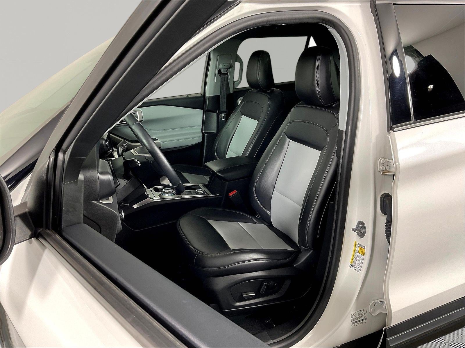 Used 2024 Ford Explorer XLT w/ Equipment Group 202A AWD/4WD image 21