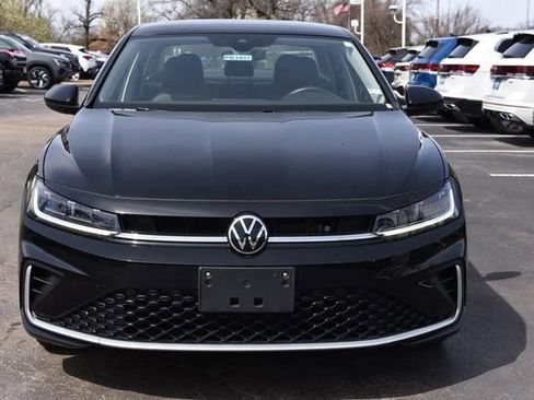 Used 2025 Volkswagen Jetta SE image 4