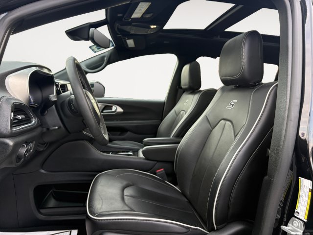 Used 2023 Chrysler Pacifica Limited w/ Uconnect Theater Family Group FWD image 4